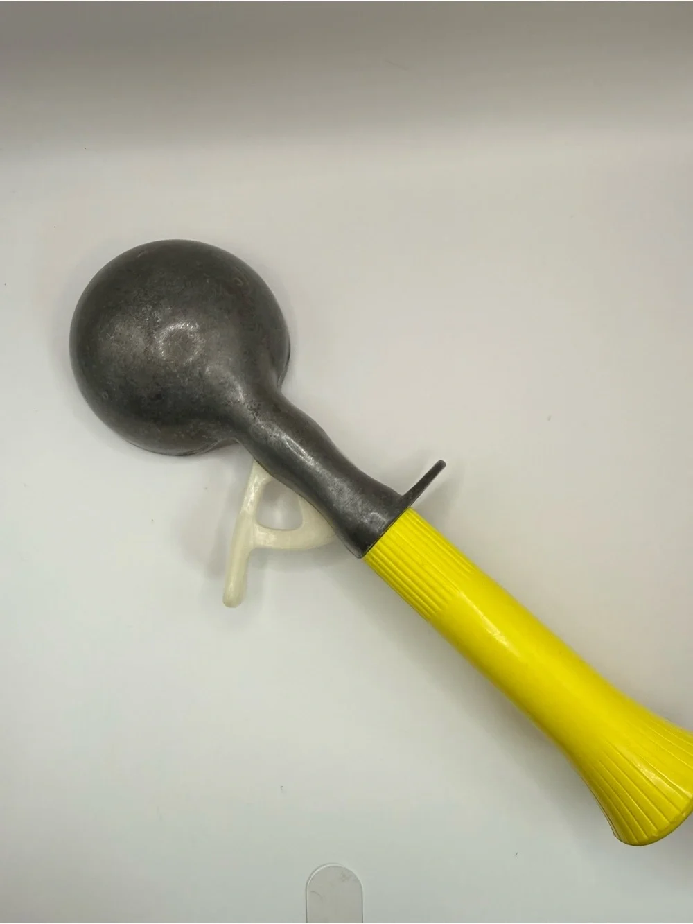 Vintage Bonny Prod Co yellow handle ice cream scoop